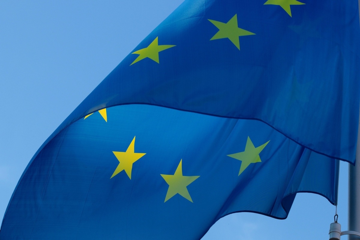 Europese vlag wapperend